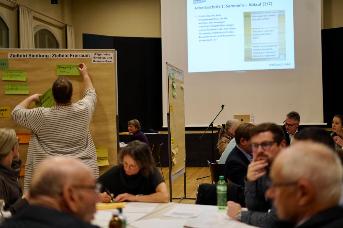 Man sieht Teilnehmer am Workshop.